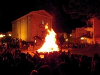 Villafranca Tirrena - “BAMPARIZZU”: A VILLAFRANCA PESCATORI E CORTIGIANI IN PIAZZA IN ONORE DI SAN NICOLA